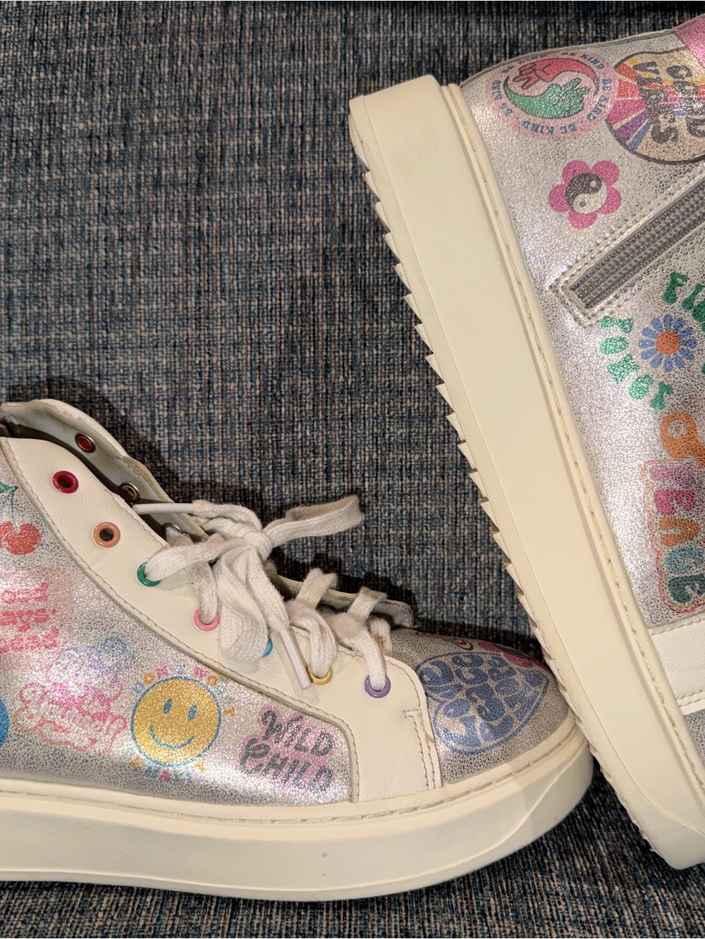 the Steve Madden Girls Chipper Sneaker size 5